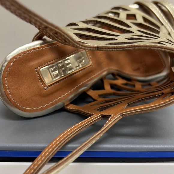 Beautiful Gold Wedges Sandals - Picture 3 of 6